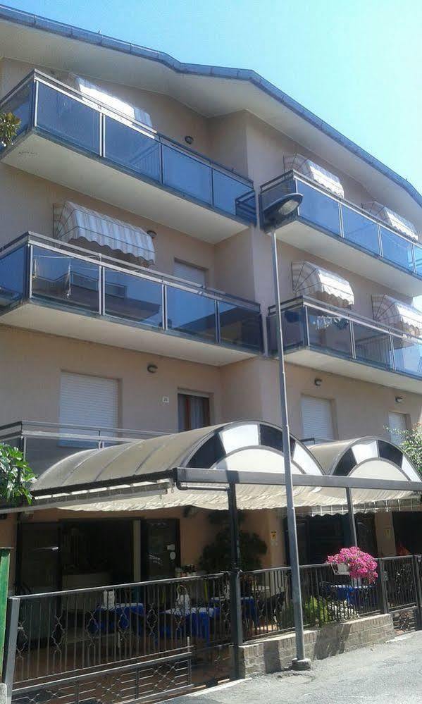 Hotel Gialpina Viserba Di Rimini Exterior foto